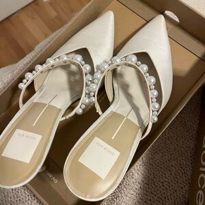 Dolce Vita White Heeled Shoes Elegant Design “Kanika Pump”